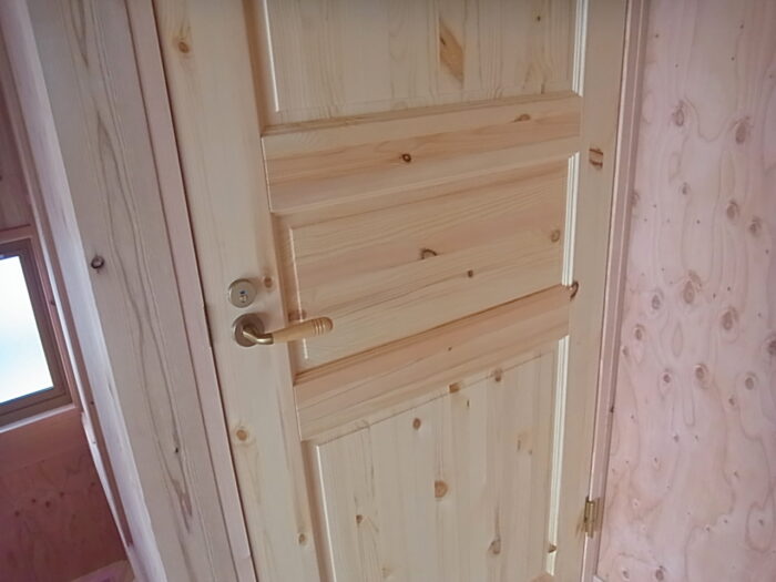 トイレの木製ドア