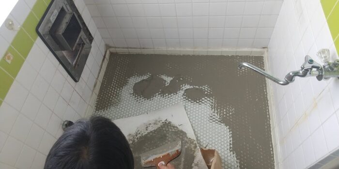 浴室床のパテ埋め
