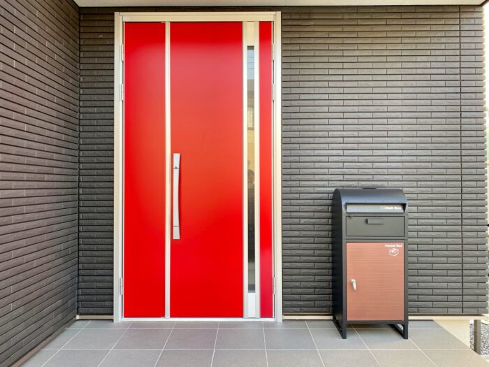 赤い玄関ドアと宅配ボックス