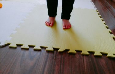 足と床