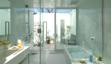 ガラス張りの浴室