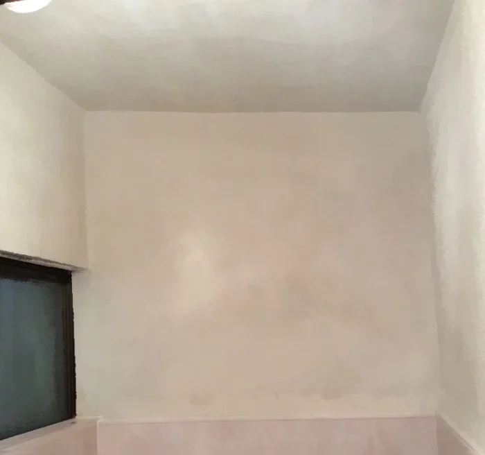 浴室のモルタル壁