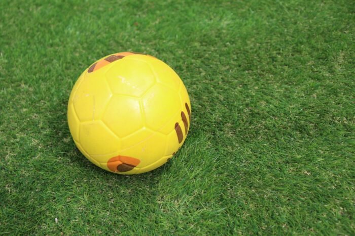 人工芝とサッカーボール